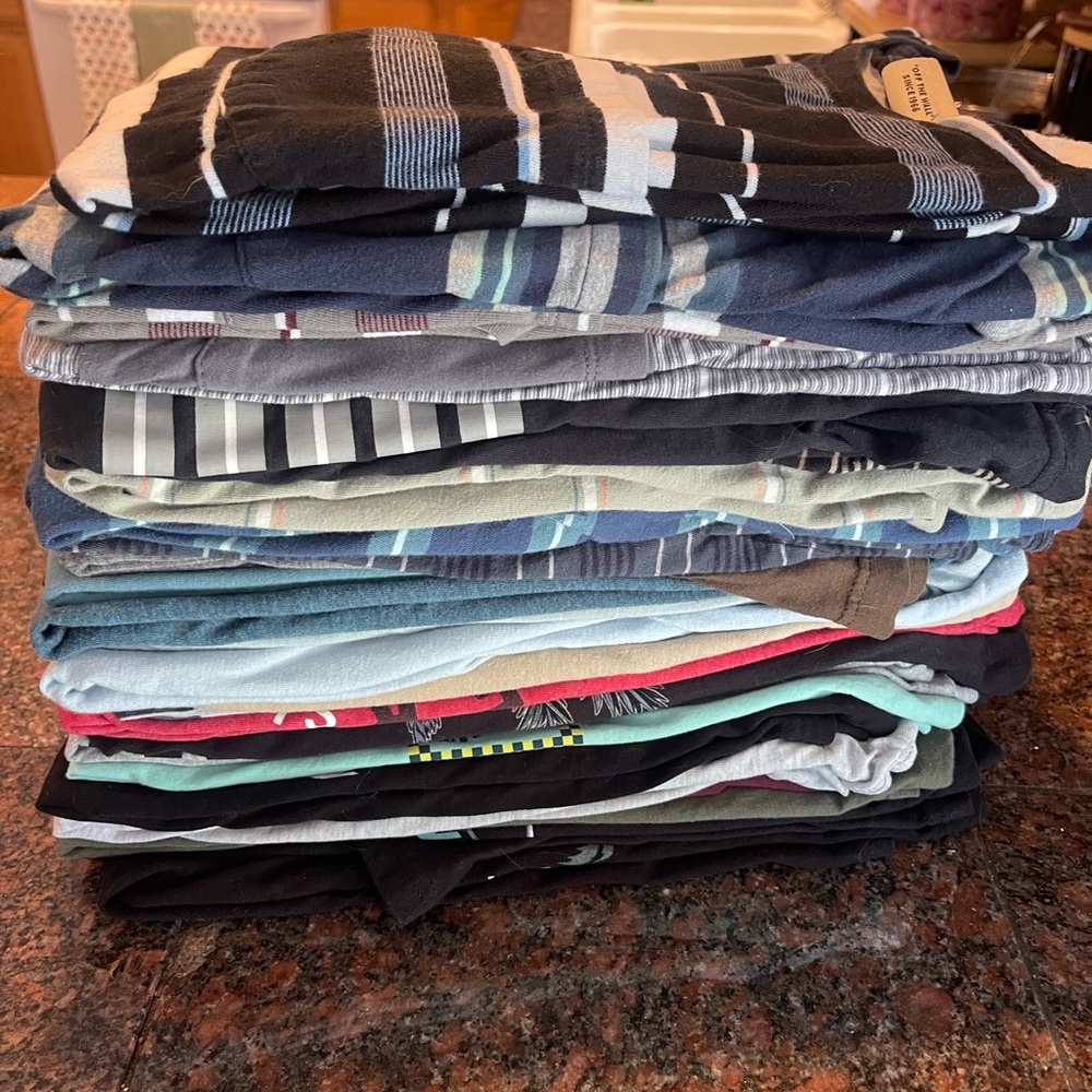 28 gently used name brand Mens shirts size medium $5ea